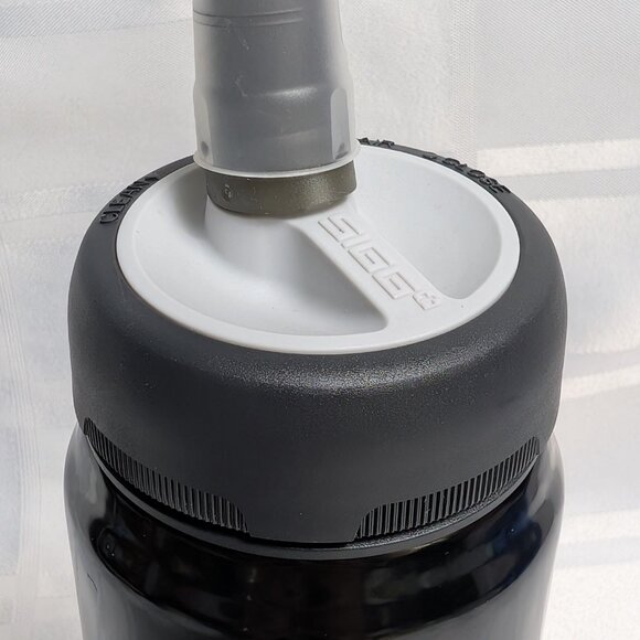 SIGG SWISS MADE METAL WATER BOTTLE SPORTS 0.6 LT BLACK AND WHITE LIDDED SPORTS - Picture 10 of 12